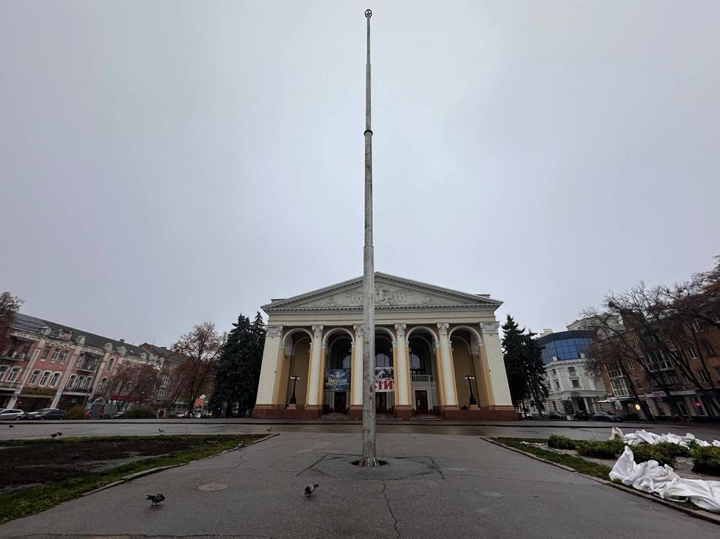 У Полтаві почали монтаж новорічної ялинки