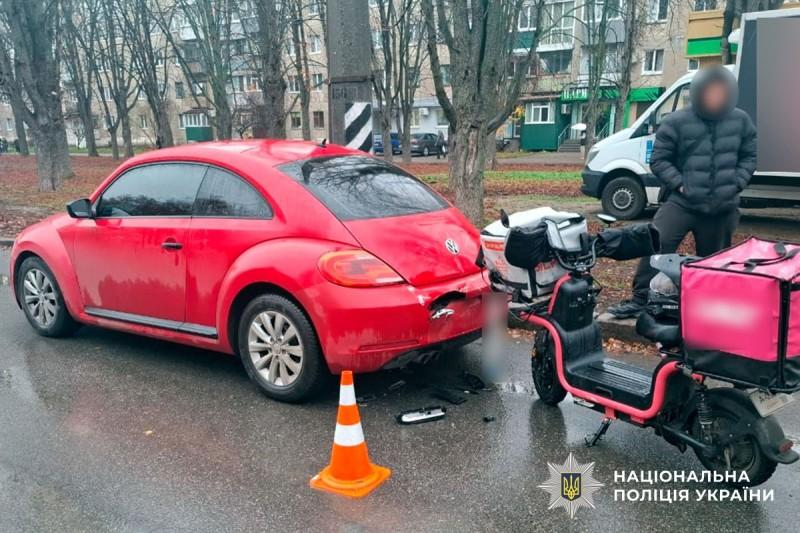 У Полтаві кур'єр на велосипеді врізався у припарковане авто