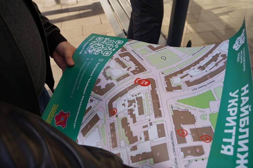 У Полтаві на зупинках розміщують вказівники до укриттів