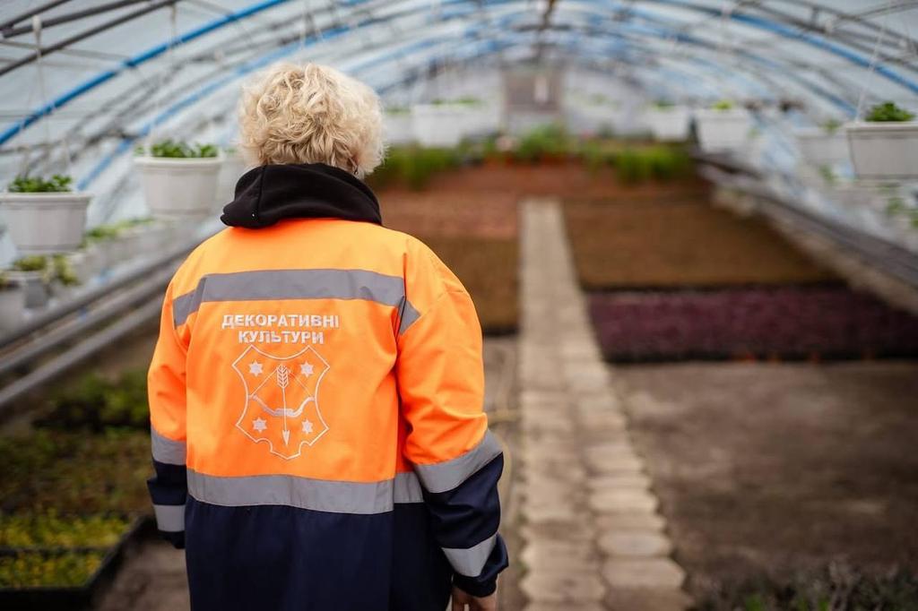 У зруйнованих теплицях Полтави продовжують вирощувати рослини для весняної висадки