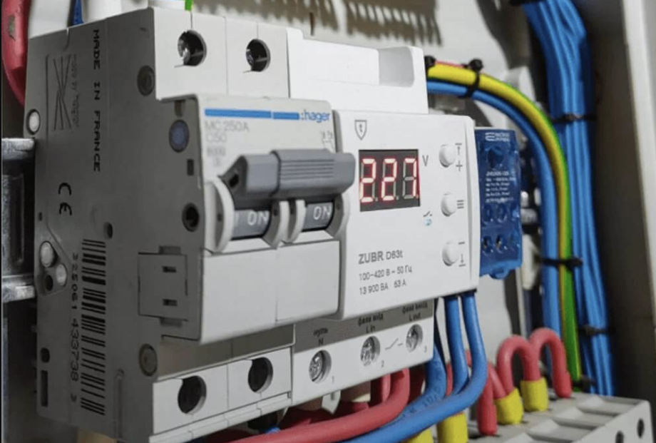 У Полтаві почали встановлювати реле напруги на ліфти після ремонтів