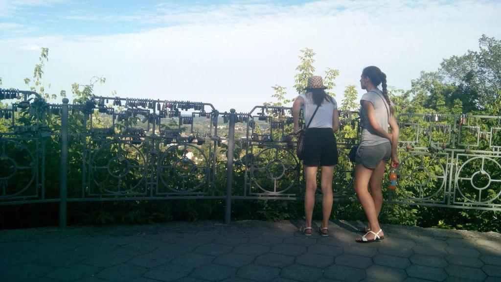 Реалії міських краєвидів: стан оглядового майданчика у Полтаві. ФОТО