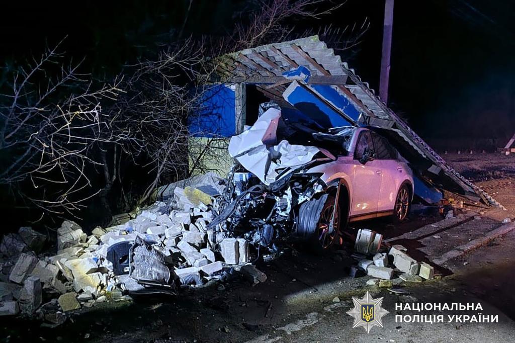 На Полтавщині водійка протаранила бетонну зупинку