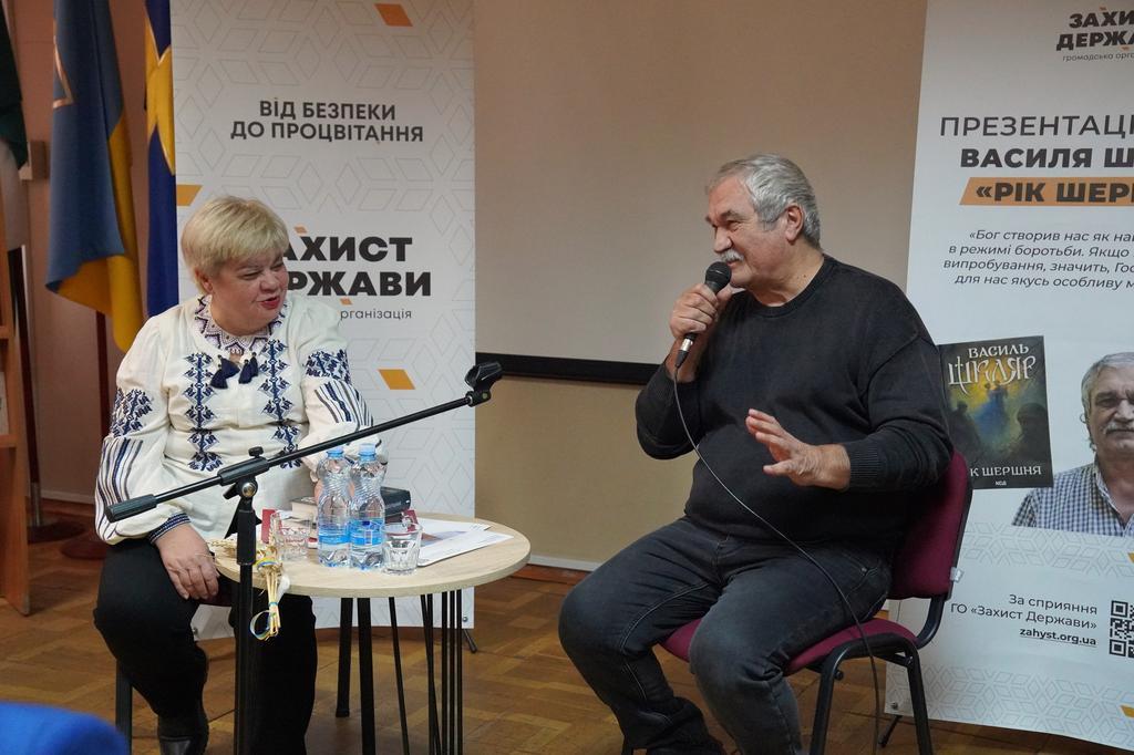 «Українське слово – теж зброя»: у Полтаві презентували роман Василя Шкляра «Рік Шершня»