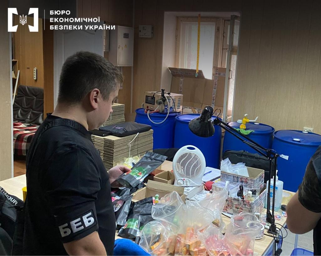 На Полтавщині за матеріалами БЕБ судитимуть трьох чоловіків за підпільне виробництво рідин для електронних сигарет