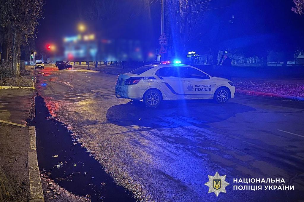 ДТП у Кременчуці: Легковик зіткнувся з припаркованим авто, після чого вилетів на узбіччя