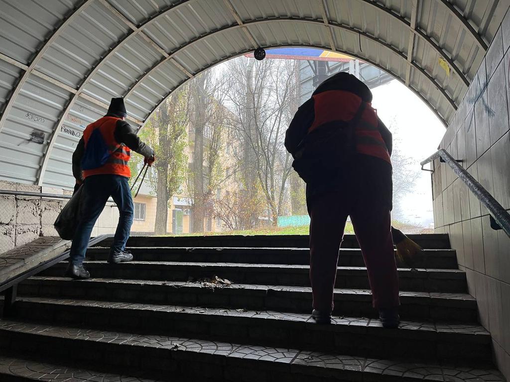 У Полтаві вивозять сміття з переходів, які хочуть використовувати як укриття