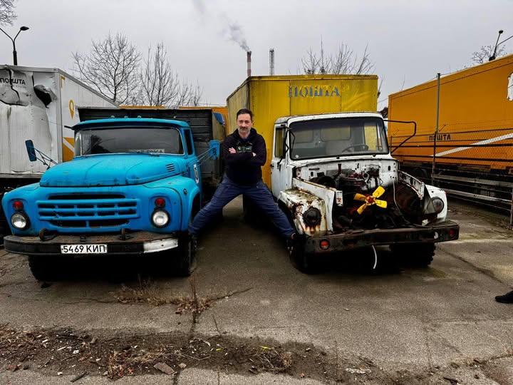 Укрпошта виставила на аукціон понад 700 раритетних авто