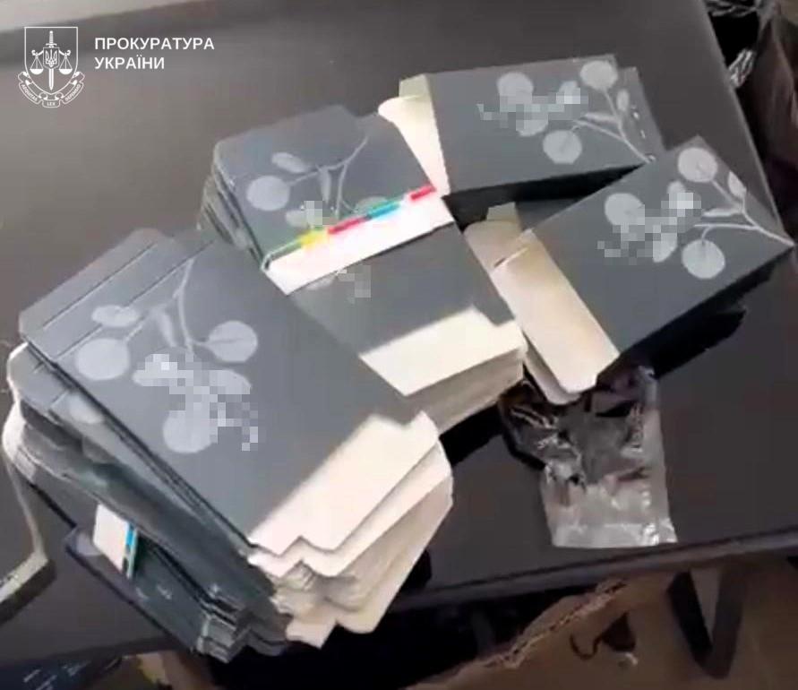 Понад 3,6 тисячі пачок без акцизу: у Полтаві викрили підпільне виробництво тютюну для кальянів