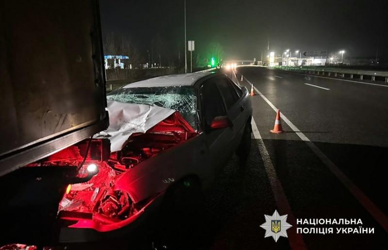 Біля Решетилівки легковик зіткнувся з припаркованою на узбіччі вантажівкою