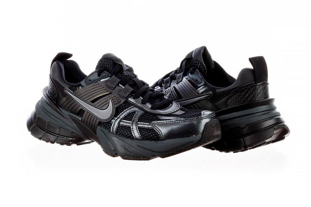 Кросівки темного кольору: базова пара на щодень