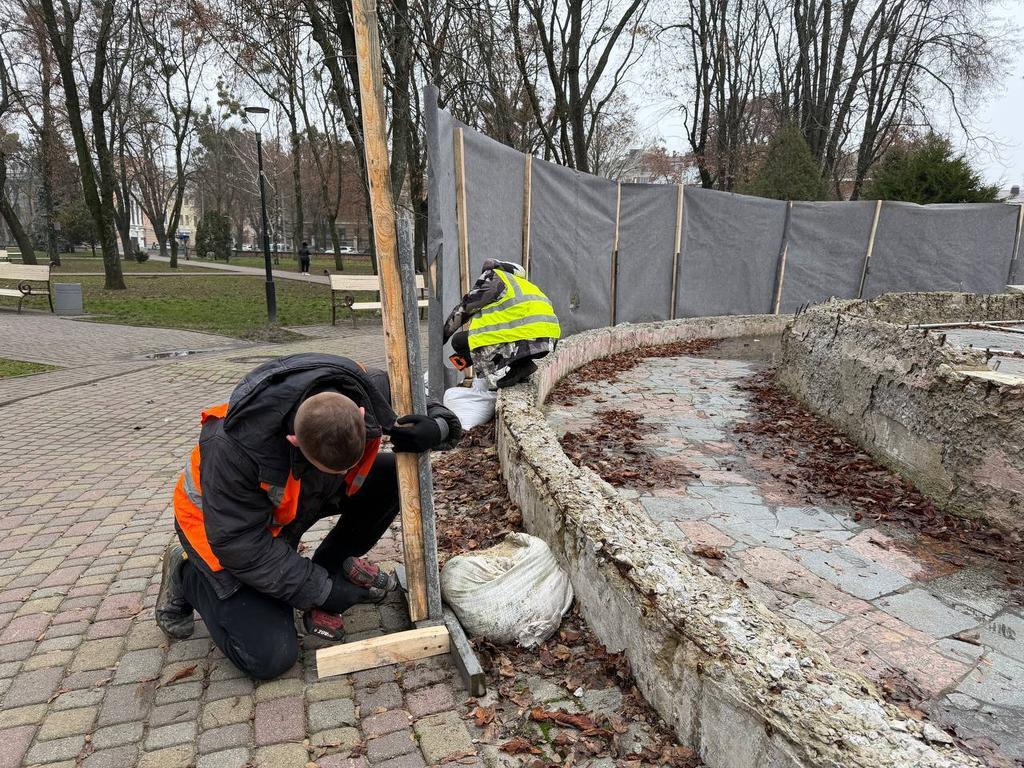У Полтаві почали демонтаж аварійного фонтану в Сонячному парку