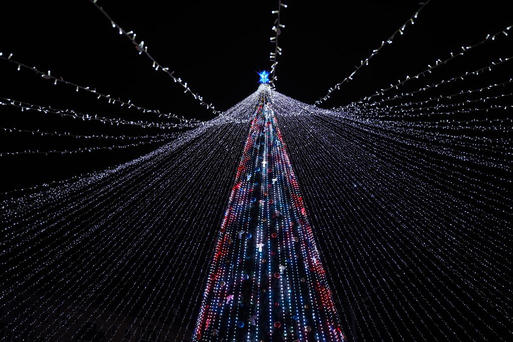 У Полтаві вперше з початку повномасштабного вторгнення відкрили головну ялинку громади