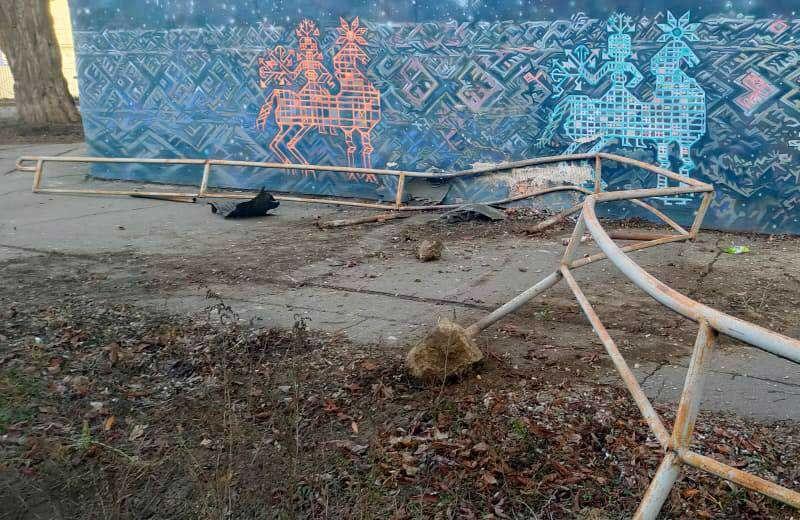  У Полтаві на вулиці Сковороди кермувальник протаранив паркан та в’їхав в паркан з муралом
