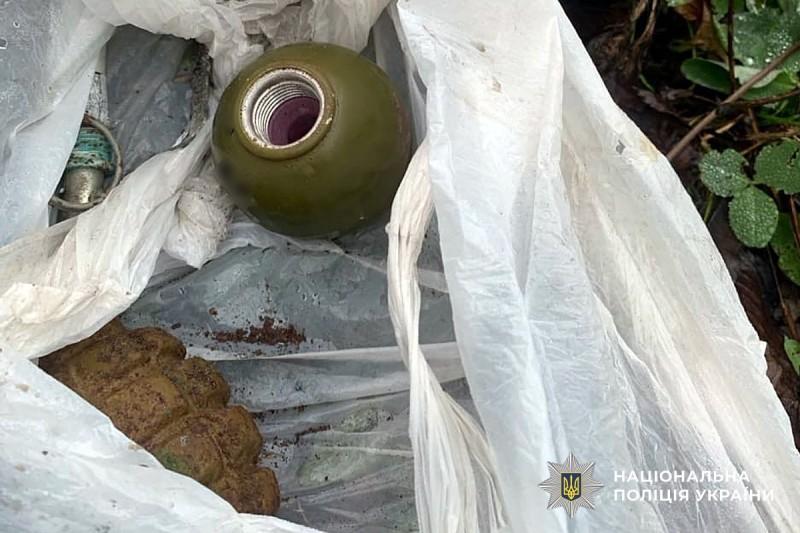 У Кременчуці біля гаражів знайшли пакет із гранатами