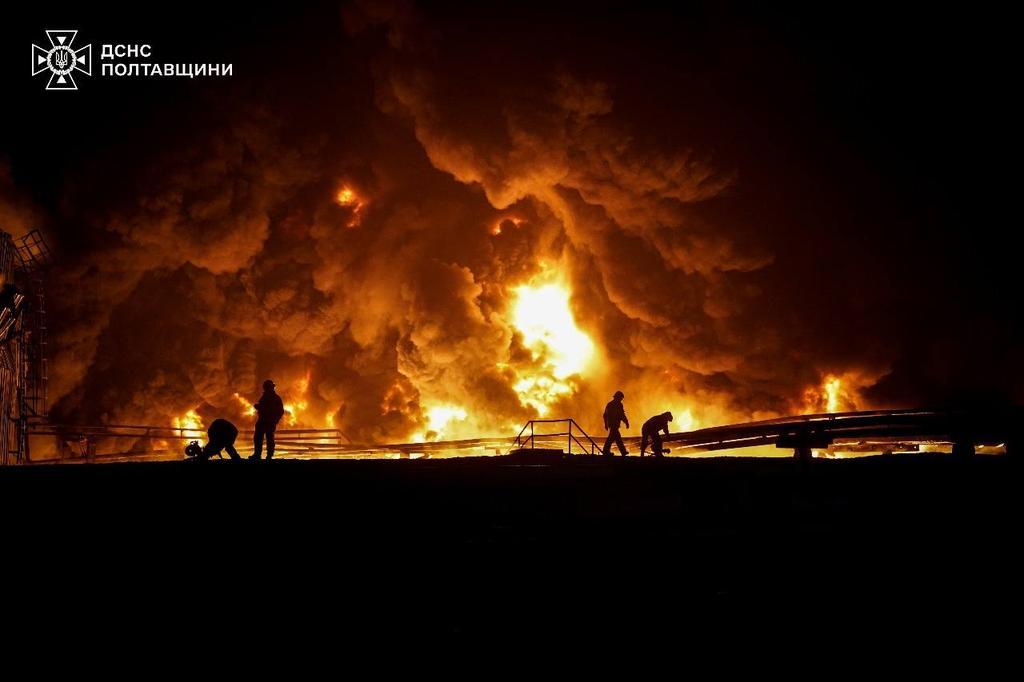 Полтавські рятувальники ліквідували масштабні пожежі, як виникли внаслідок ворожого обстрілу