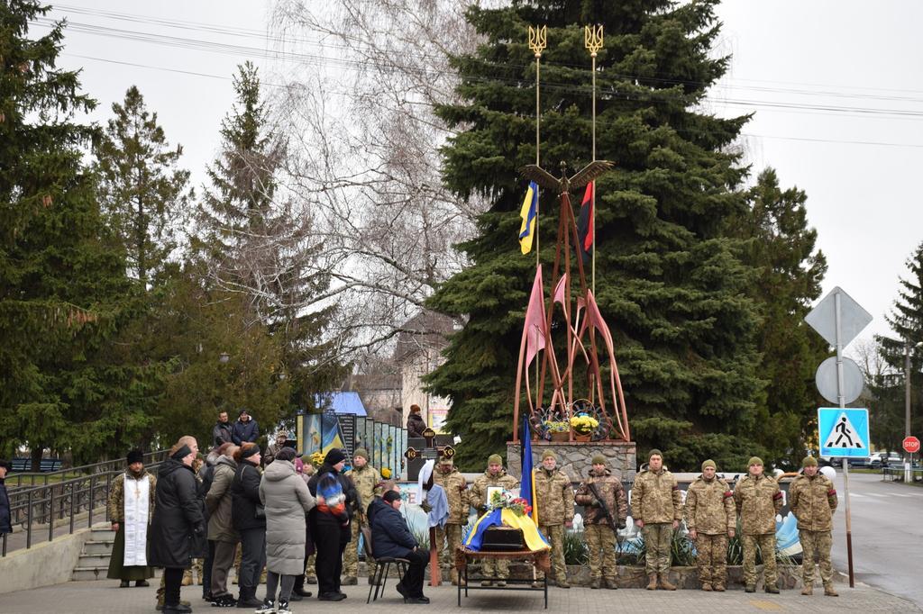 У Новосанжарській громаді попрощалися з полеглим захисником Сергієм Колісником