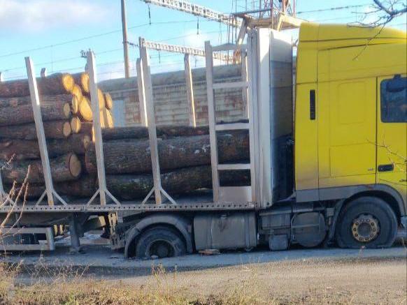 У Полтаві на вулиці Петра Дорошенка вантажівка провалилася під землю