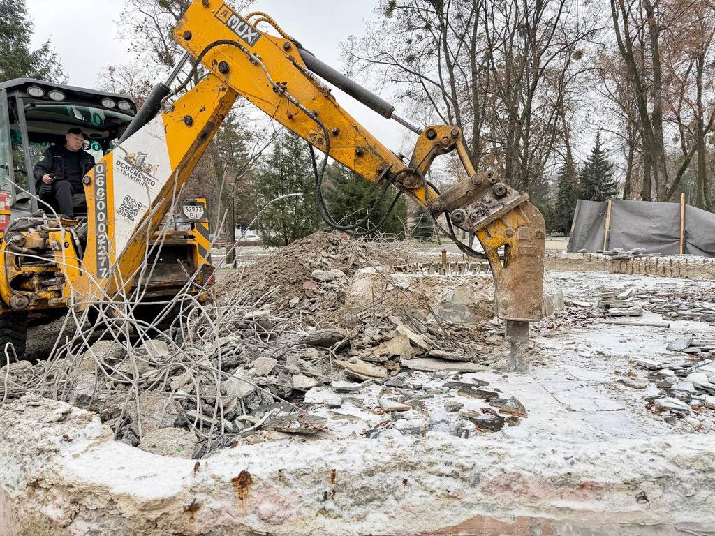 Під час демонтажу фонтану в Сонячному парку невідомі пошкодили і викрали паркан