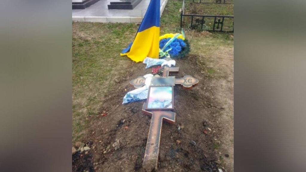  У Хоролі пошкодили могилу військовослужбовця