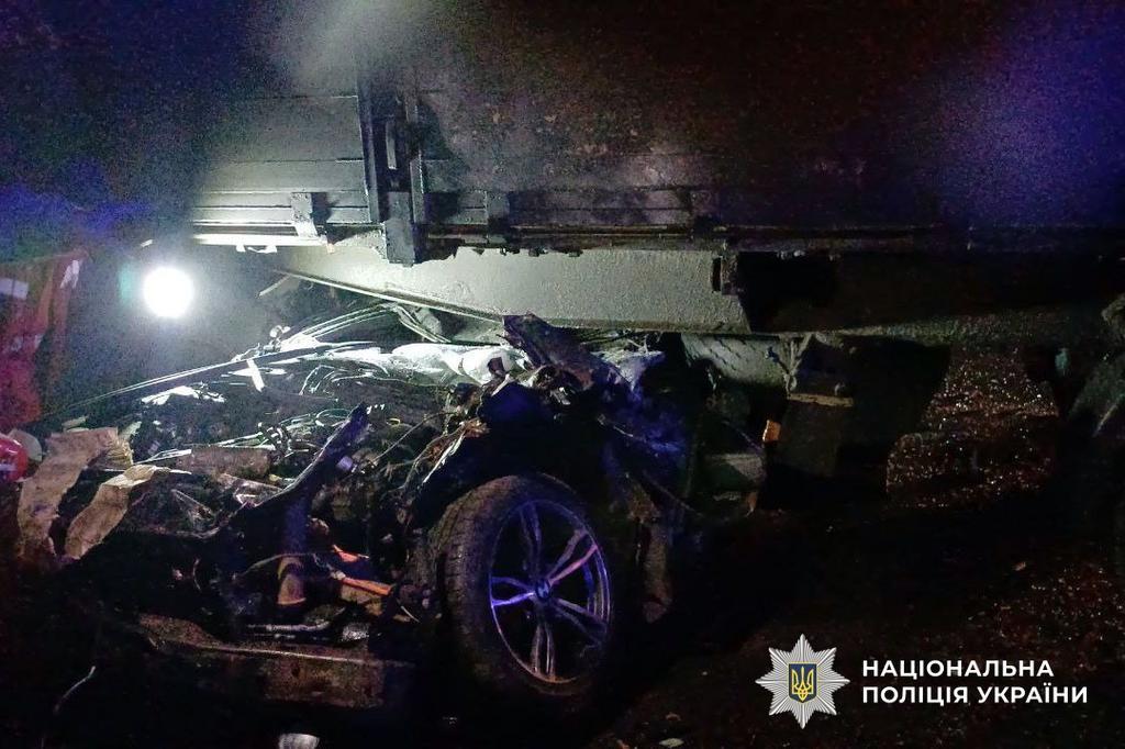 Поблизу Решетилівки легковик в’їхав під причіп вантажівки