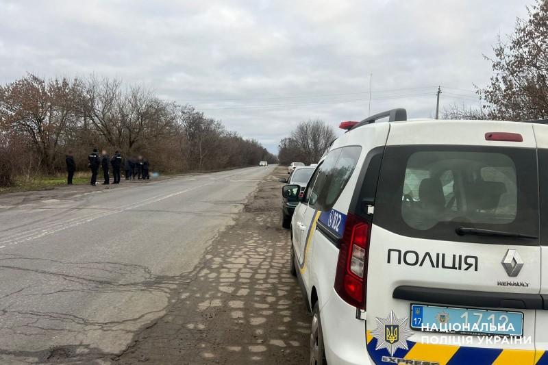 У Кременчуцькому районі на узбіччі дороги знайшли тіло жінки