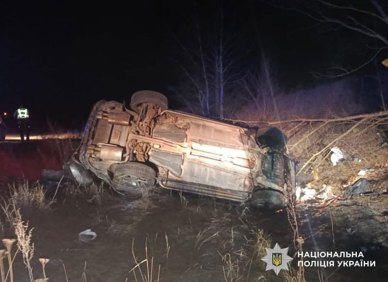Смертельна ДТП на Полтавщині: легковик злетів з дороги і перевернувся