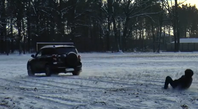 На Полтавщині чоловік прив’язав санки з дітьми до авто: одна дитина травмована