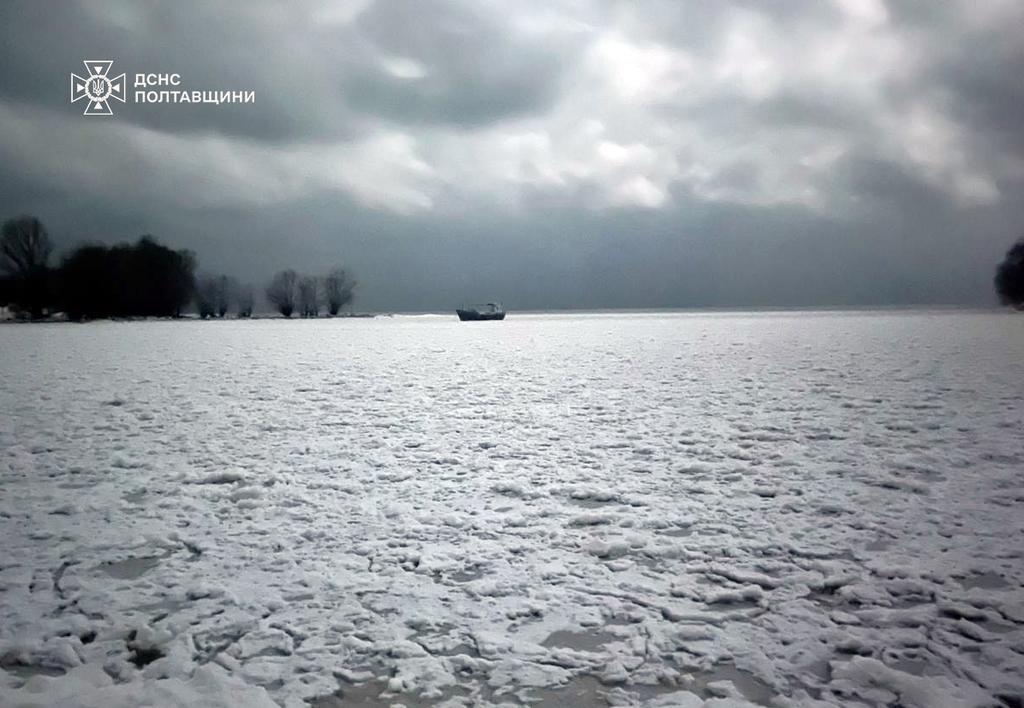 У новорічну ніч біля у Дніпрі біля Градизька застрягли люди у човні
