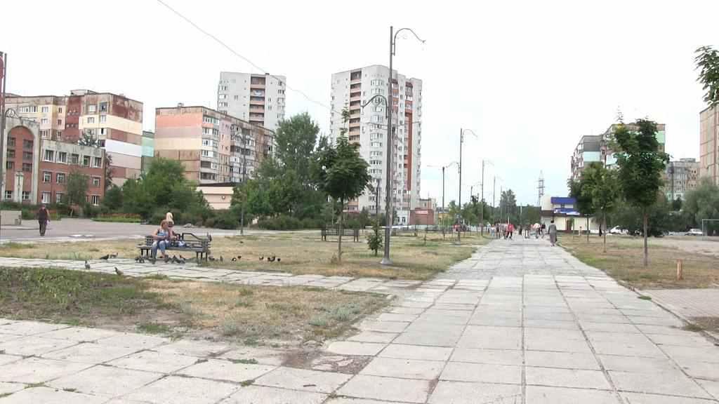 У Полтаві на Леваді встановили ліхтарі прямо біля дерева
