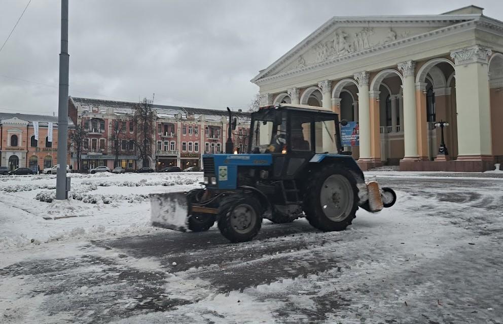 Через снігопад на вулицях Полтави посилено працює комунальна техніка