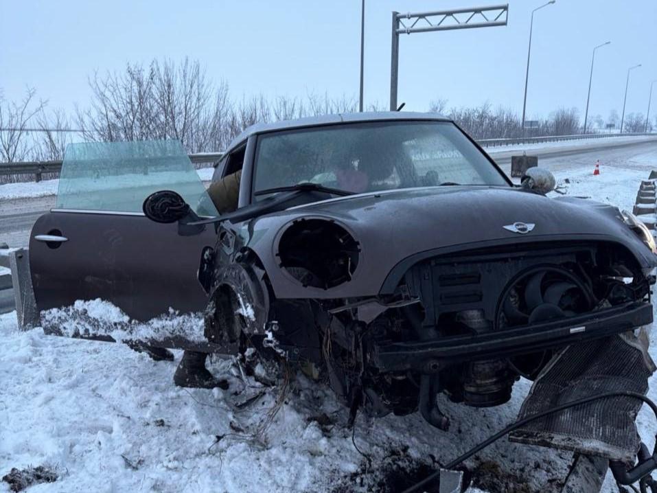 Під Полтавою водій не впорався з керуванням і врізався у відбійник