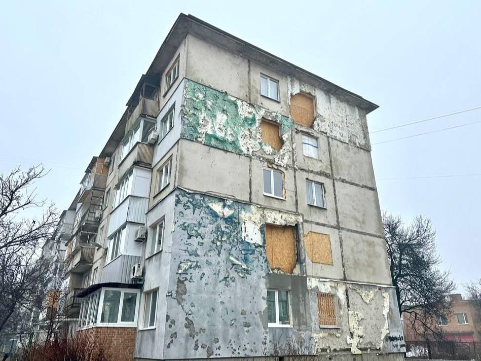 Як триває відновлення пошкоджених ракетою будинків на Браїлках у Полтаві?