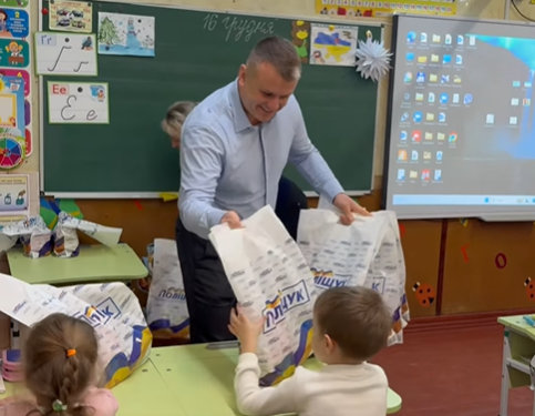 Хто відповідальний за політичну агітацію у школах Полтави?