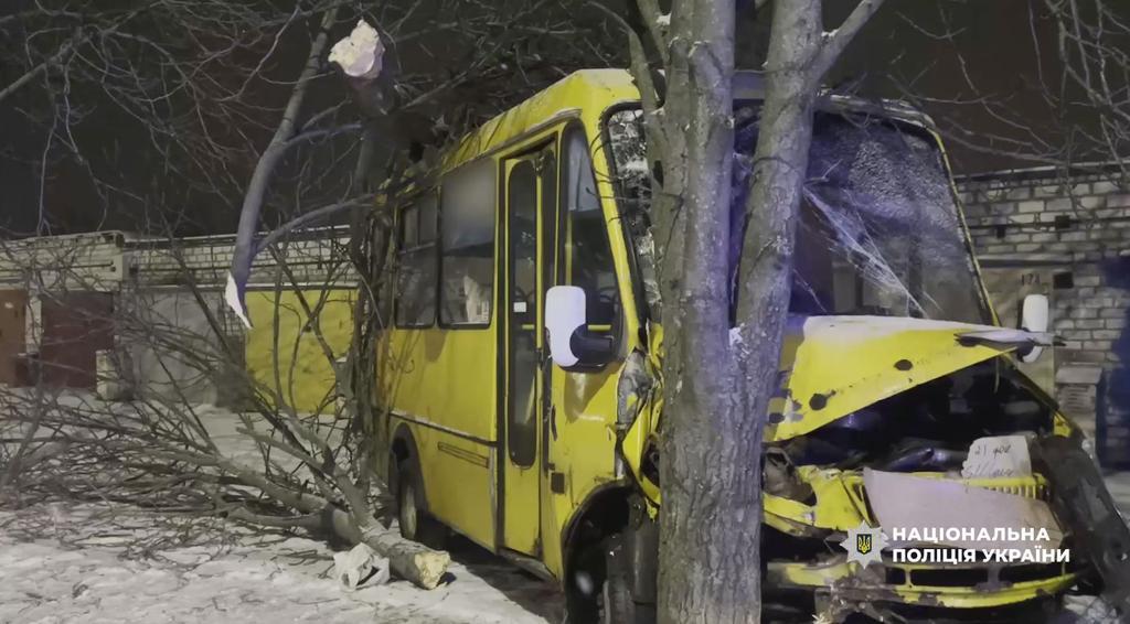 У Кременчуці автобус з пасажирами протаранив дерево