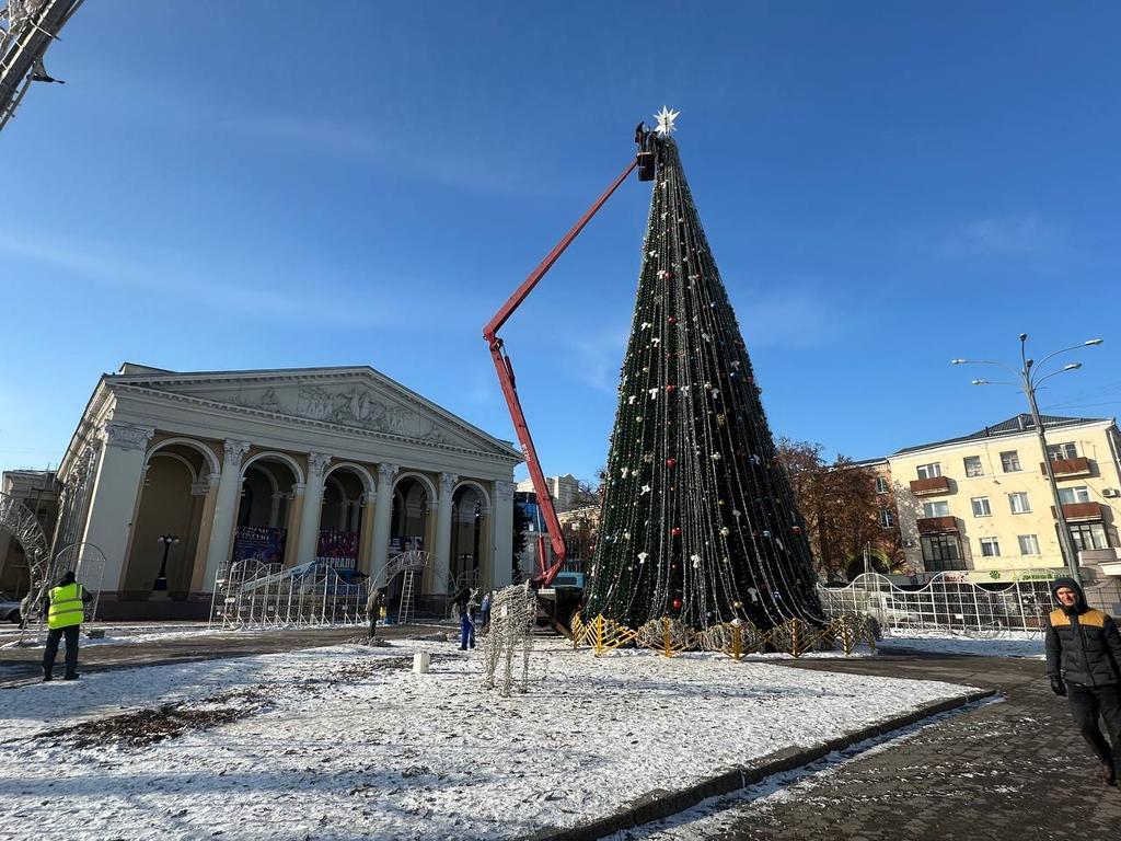 У Полтаві розпочали демонтаж головної ялинки