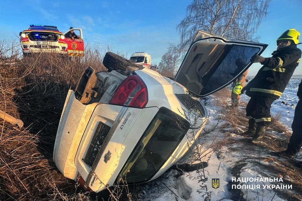 Смертельна ДТП на Полтавщині: легковик злетів з дороги і перекинувся