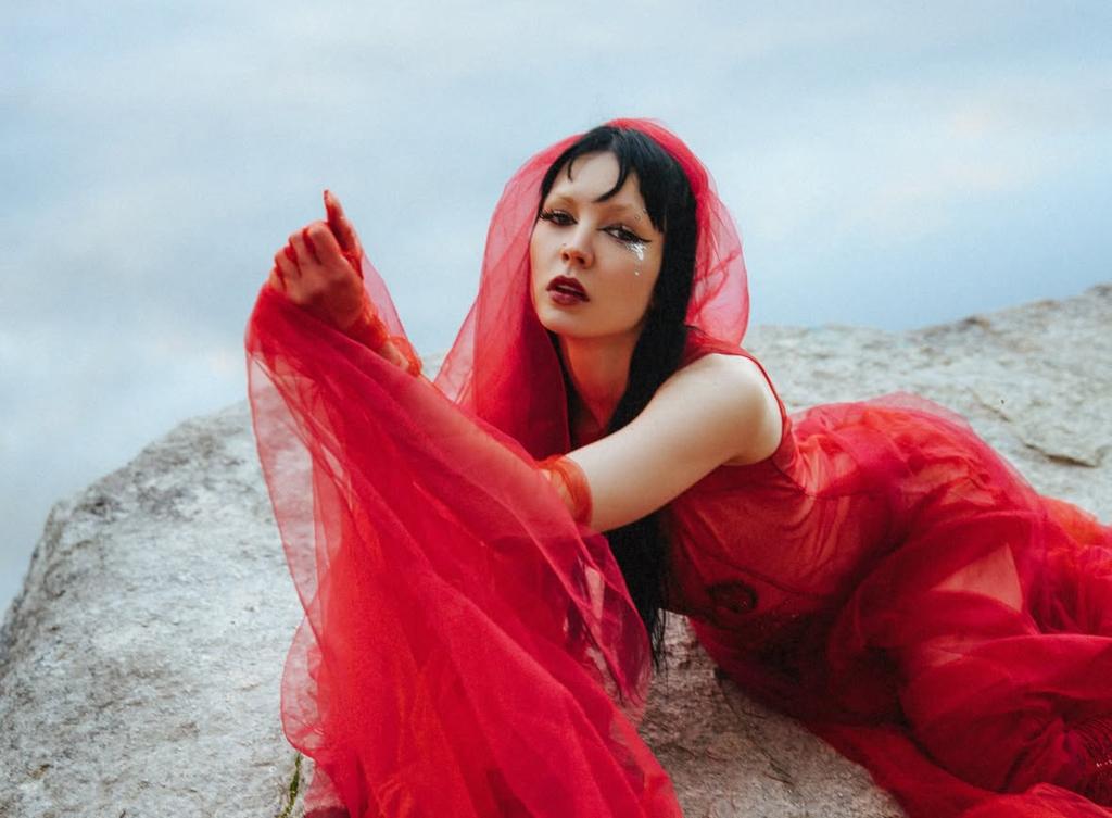 Лейбл Nova Music припинив роботу з полтавською співачкою Кажанною 