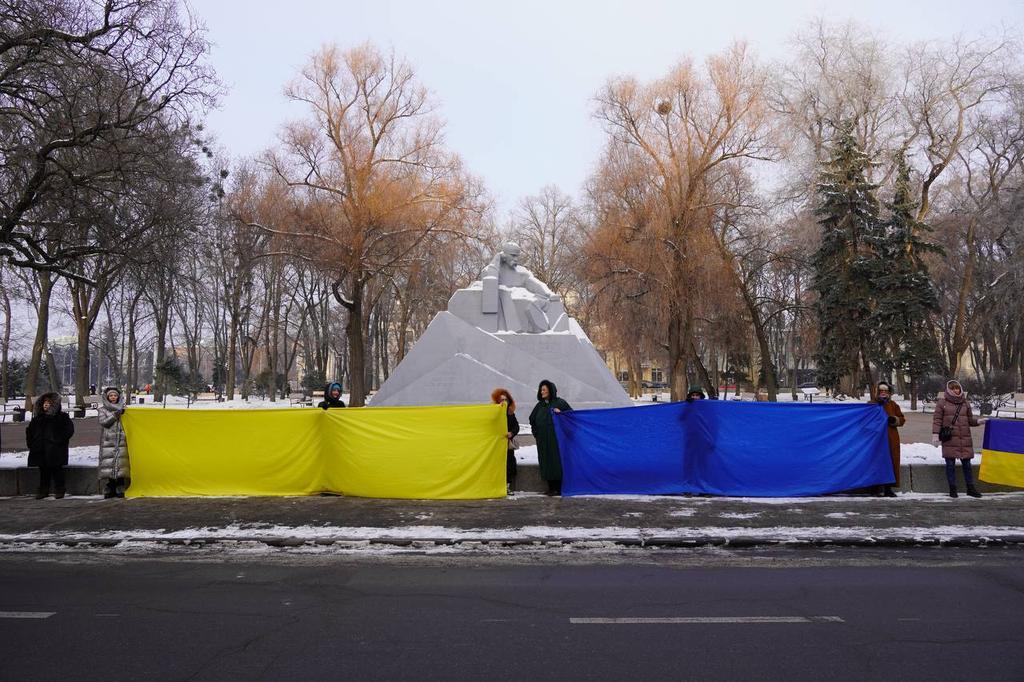 Полтавці об'єдналися у живий ланцюг до Дня Соборності. ФОТО