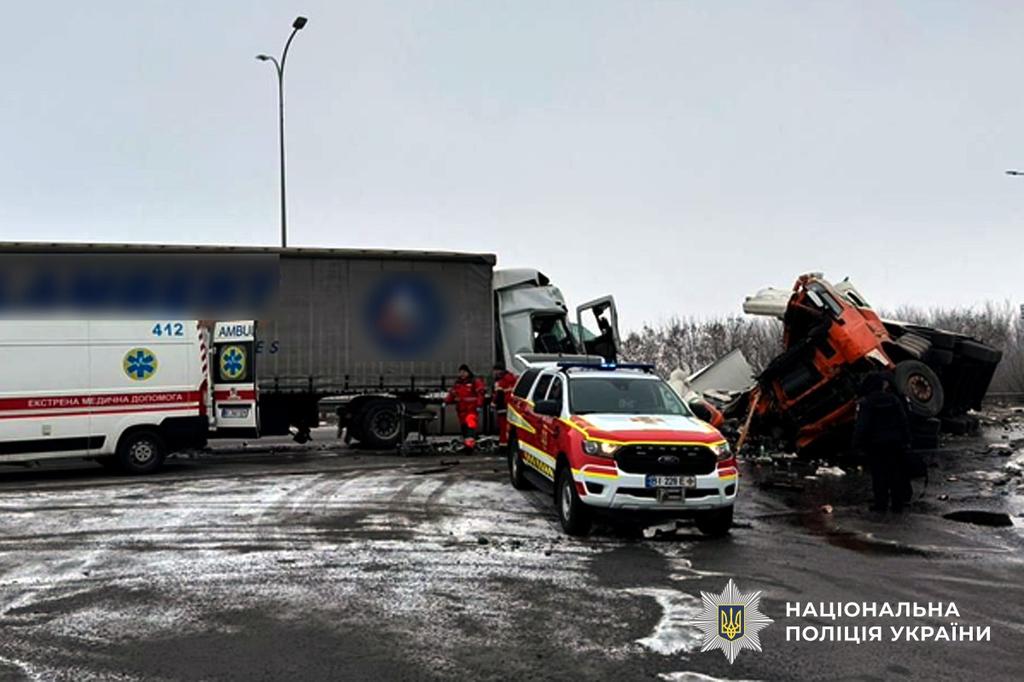 Під Пирятином зіткнулися дві вантажівки: є постраждалі