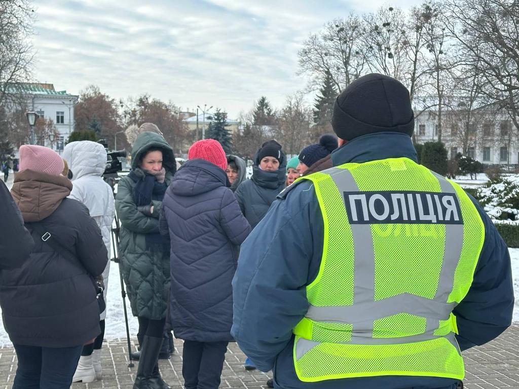 Полтавці зібрались на мітинг щодо відключень світла: що кажуть у міськраді?