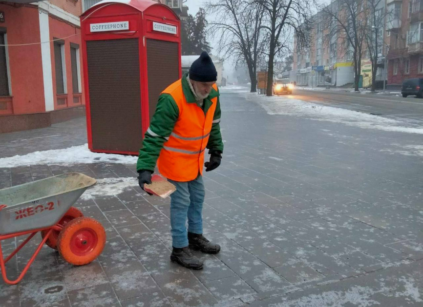 Ожеледиця у Полтаві: 370 комунальників залучені до боротьби з негодою