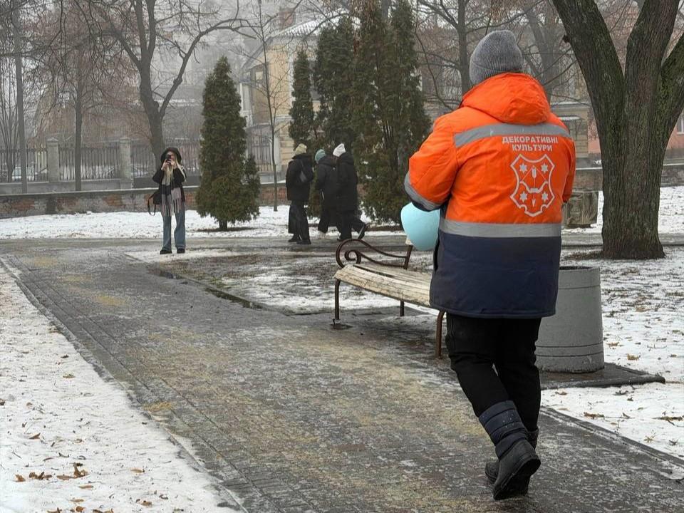 Крижаний дощ у Полтаві: комунальники працюють в посиленому режимі через ожеледицю