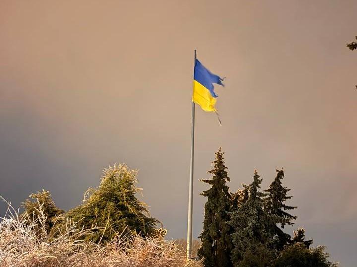 Внаслідок негоди у Полтаві порвало головний прапор