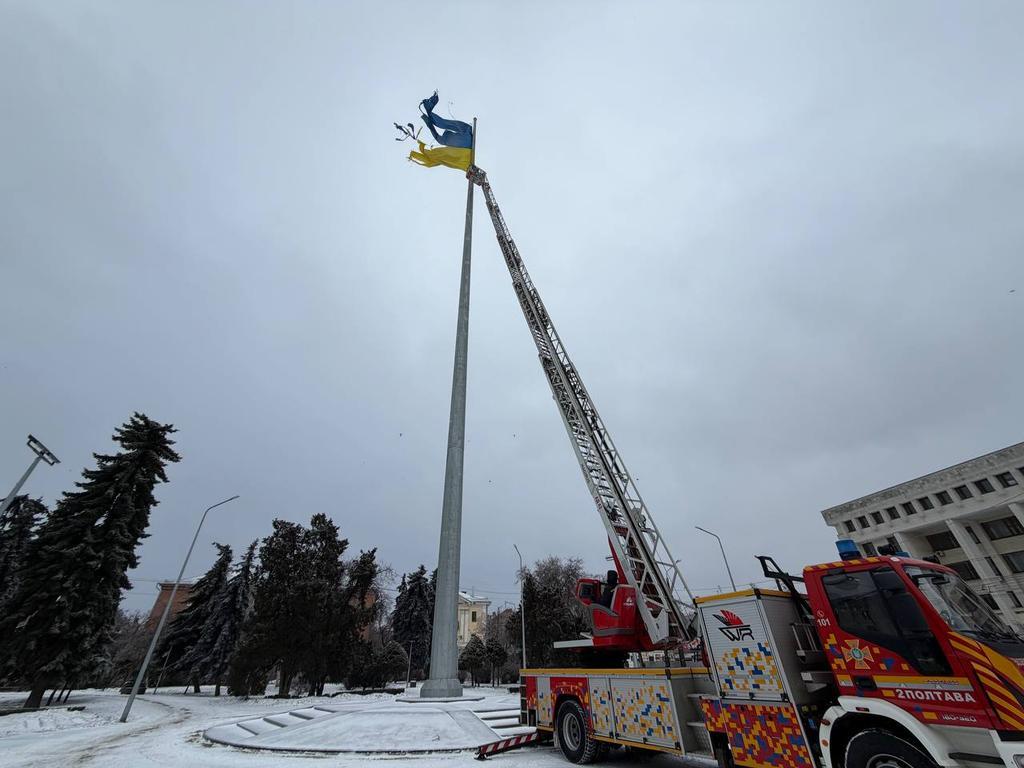 Рятувальники намагались зняти пошкоджений негодою прапор у Полтаві