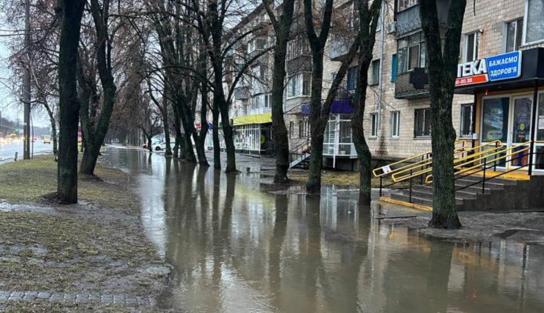Штормове попередження: через опади у Полтаві фіксують підтоплення