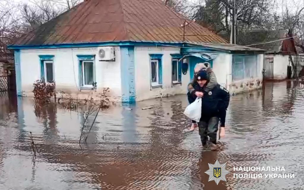 На Полтавщині через негоду підтопило оселю пенсіонера
