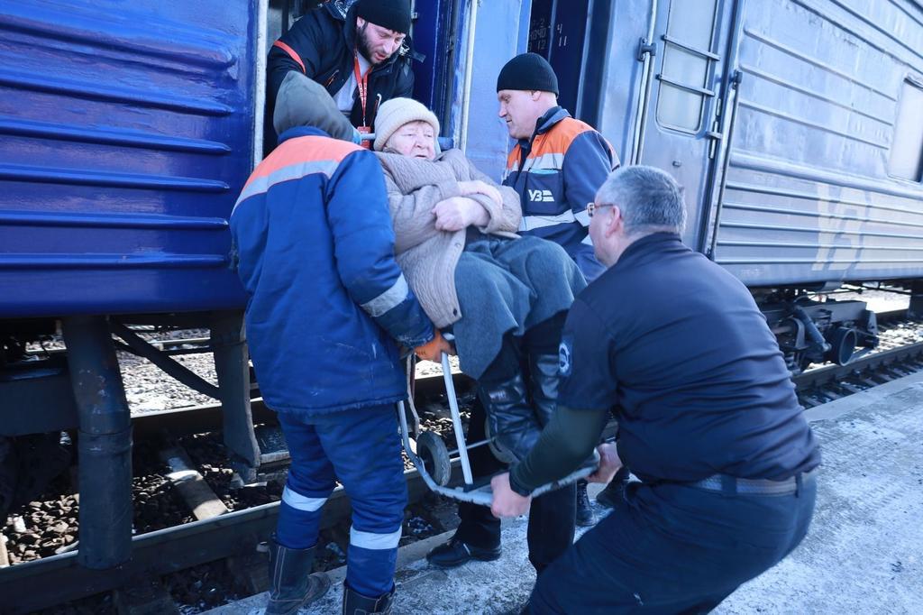 Людей з Донеччини евакуювали до Полтави та інших міст України