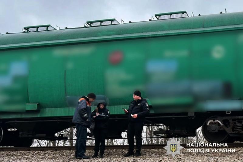 У Глобиному 19-річний юнак потрапив під потяг