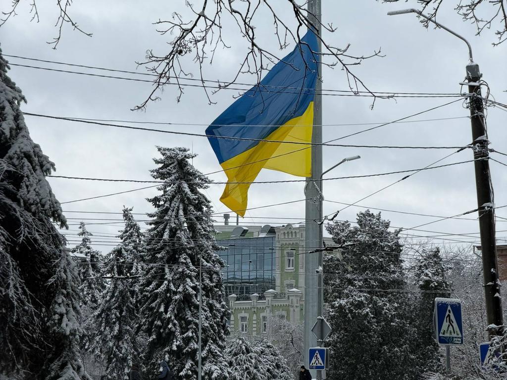 Через негоду у Полтаві приспустили та змінили головний прапор